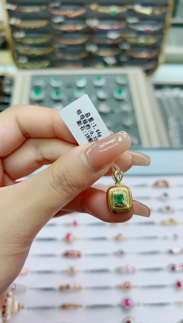 【闪购商品】祖母绿吊坠18K金镶嵌·