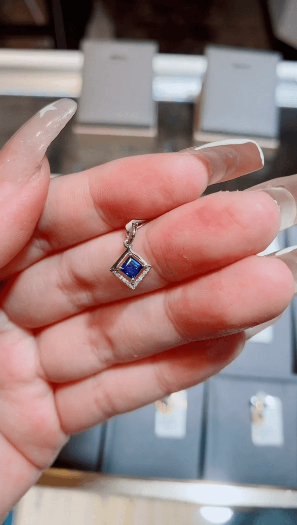 【闪购商品】蓝宝石吊坠18K金镶嵌·