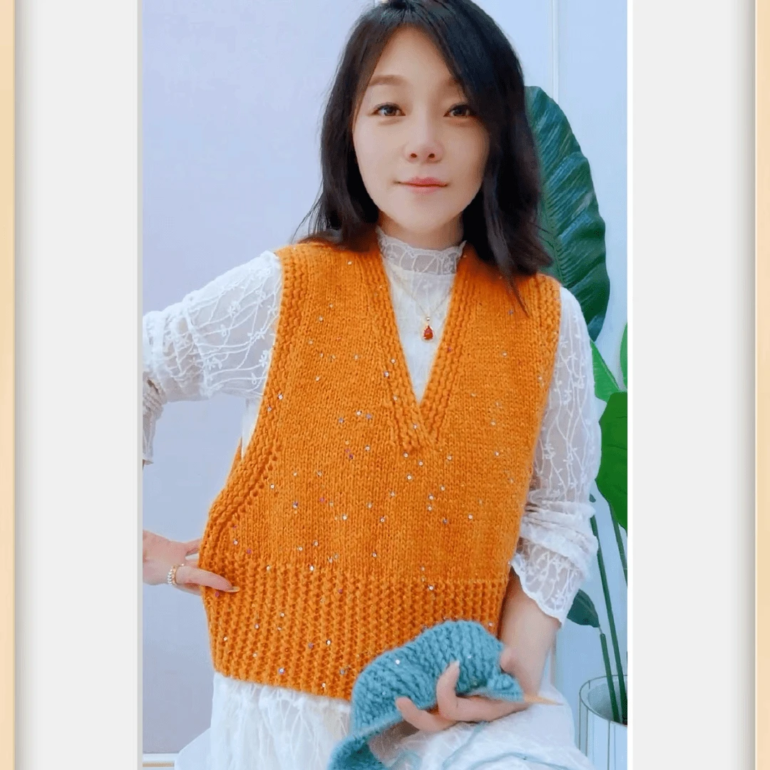 《简约V领马甲》手工编织珠片材料毛线（一两50克价格）舒适慵懒风