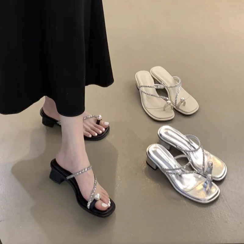 2025夏季新款粗跟露趾珍珠凉拖鞋女外穿水钻中跟罗马夹趾高跟凉鞋