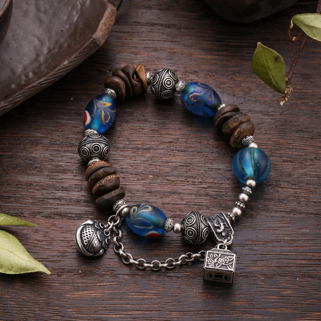 足银手链  S08593 <深海幽蓝>莲花印章蓝色凤羽珠珠弹力手链