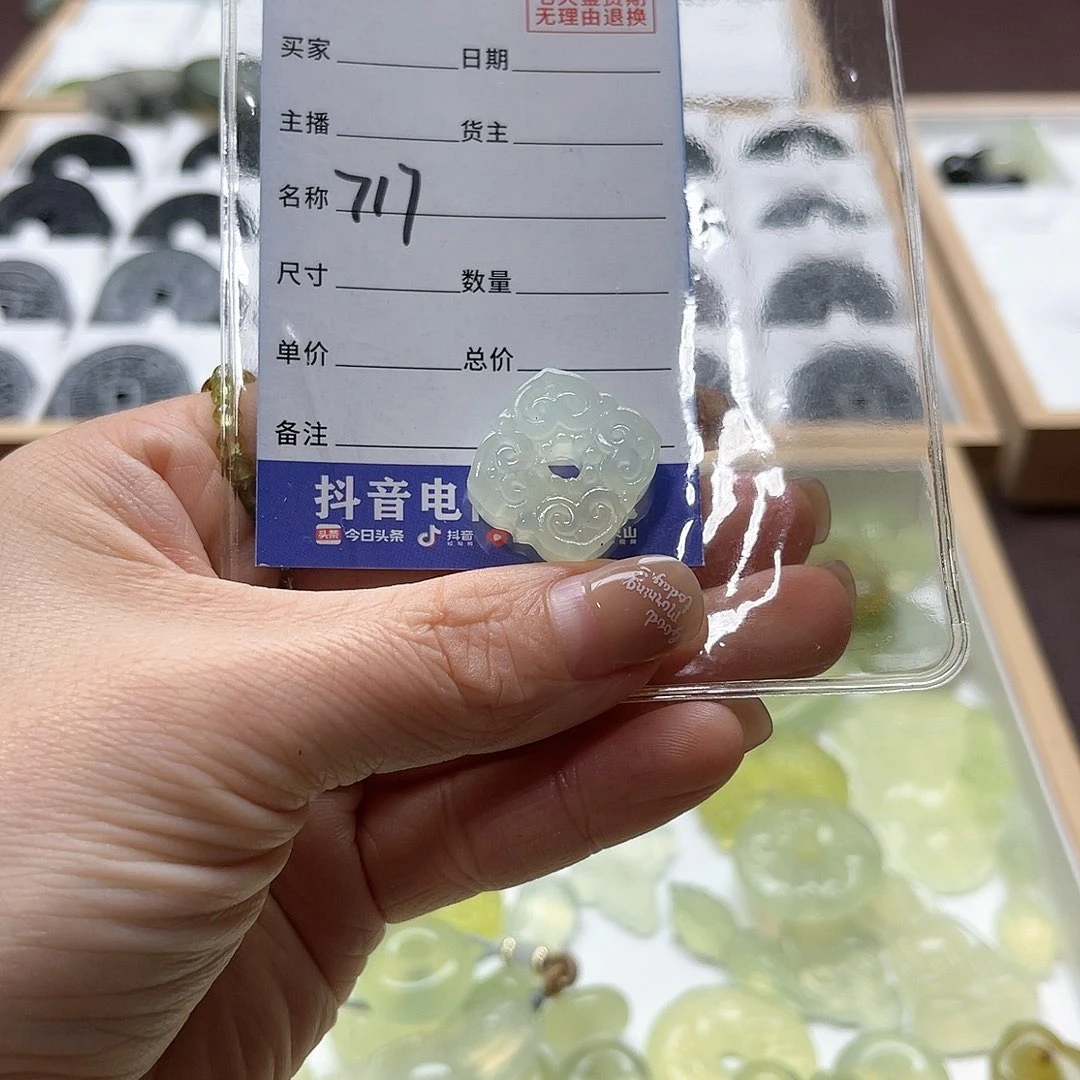 蛇纹石玉颈饰未镶嵌女**.