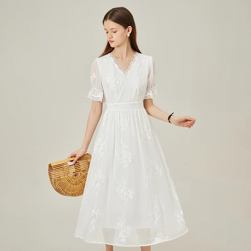 范思蓝恩白色绣花刺绣连衣裙女夏季新款茶歇法式仙女裙24FS12397