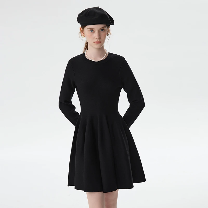 范思蓝恩法式黑色秋冬2024新款收腰显瘦圆领针织连衣裙24FS14487