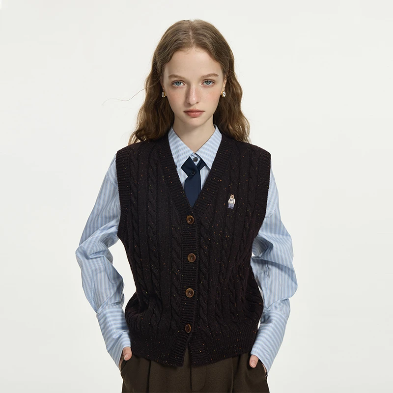 范思蓝恩学院风小熊刺绣针织马甲冬内搭外穿v领无袖上衣24FS14270