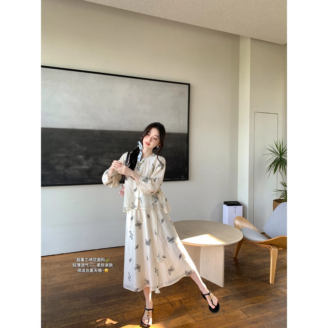 花栗鼠小姐 夏日随想记套装  精至绣花上衣+半裙
