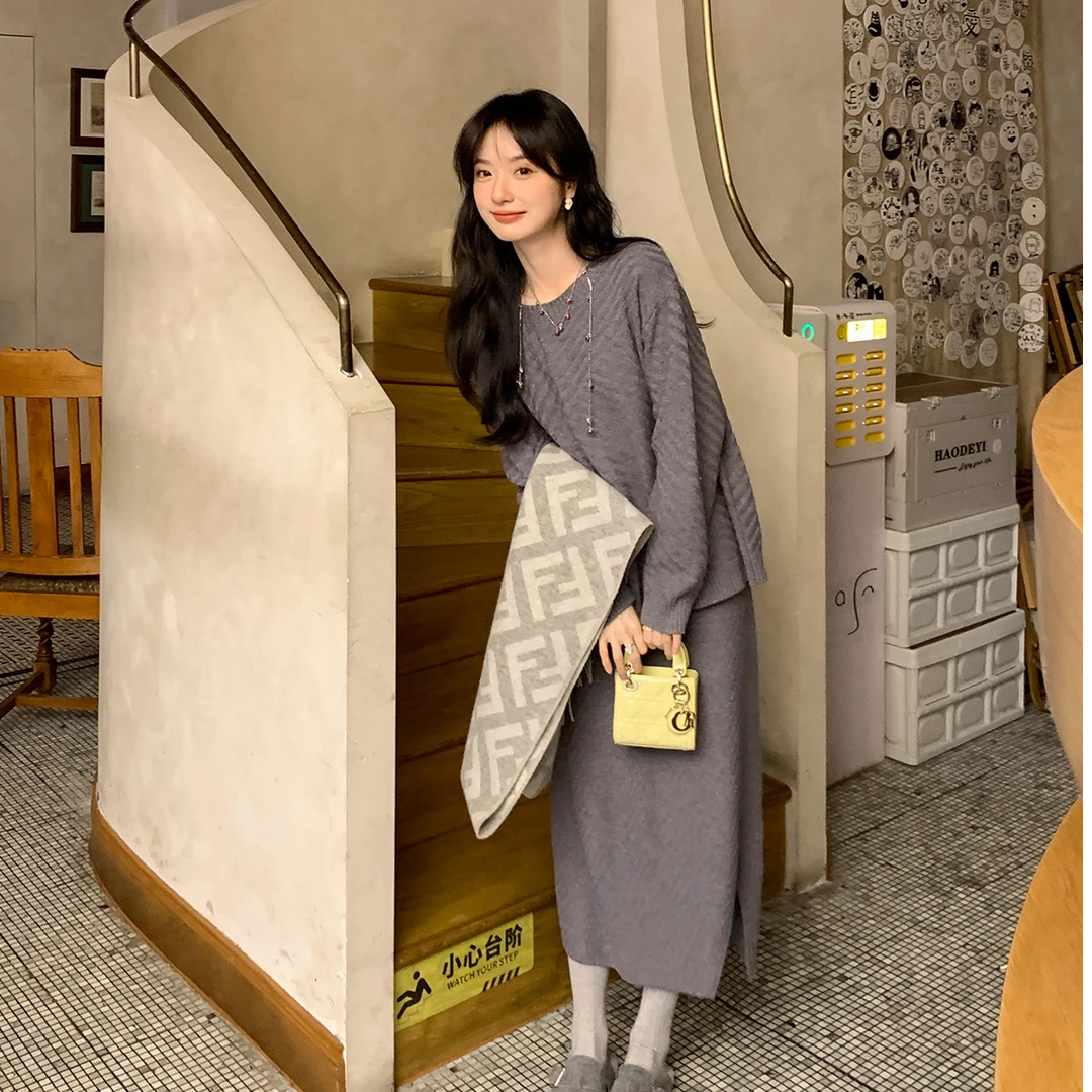 花栗鼠小姐  冬日伴侣单拍 美人氛围~显瘦斜坑条毛衣/半裙