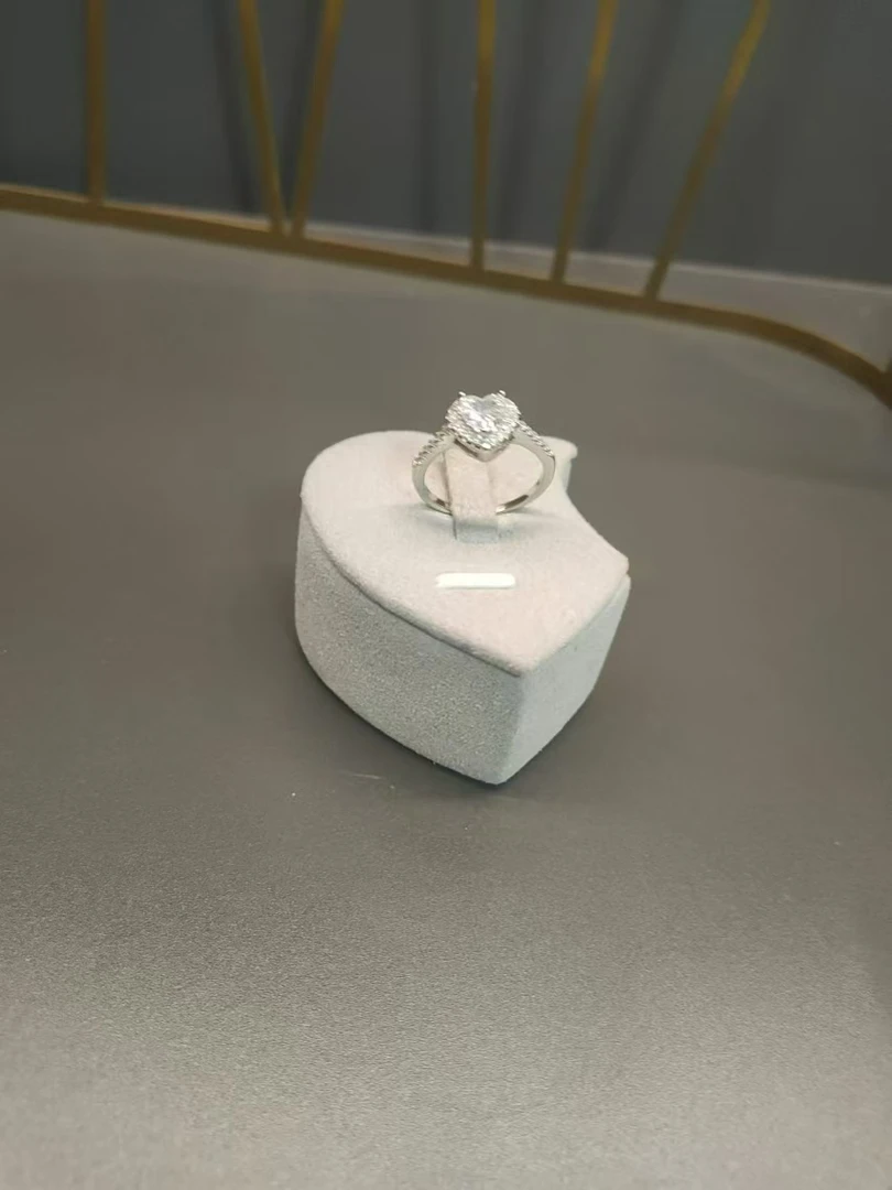 925银莫桑石戒指 微镶爱心白１克拉戒指.xx159