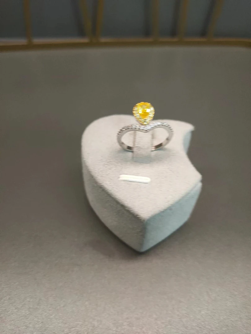 925银莫桑石戒指 单V黄钻水滴戒指.xx228