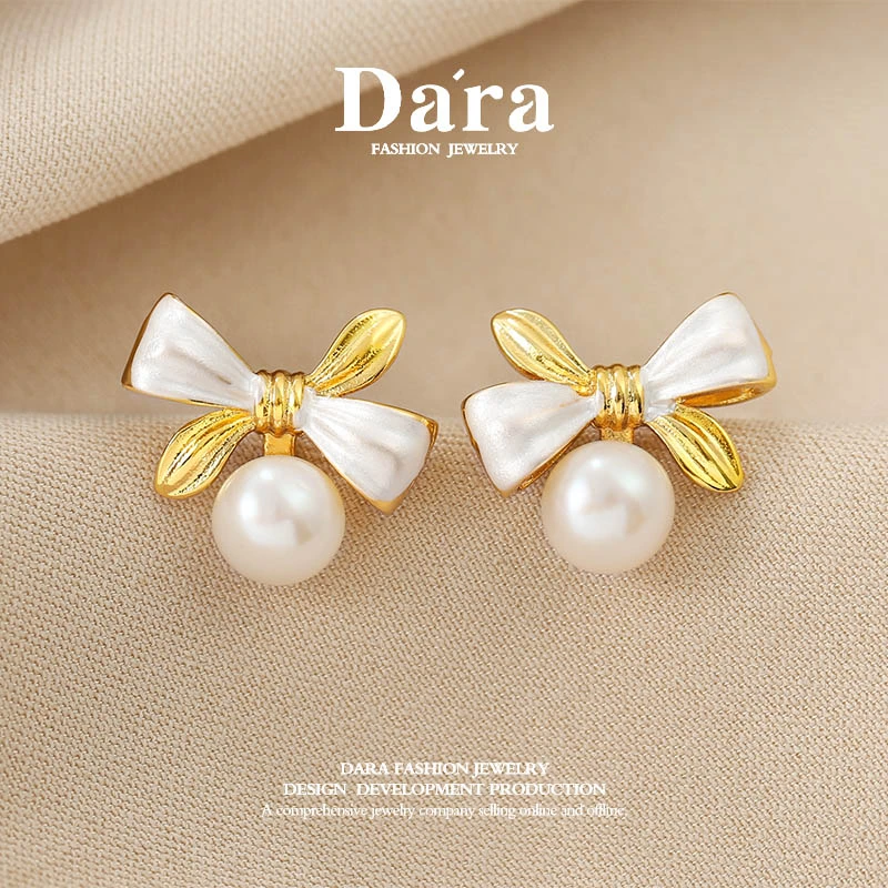 DARA/戴拉小众轻奢感蝴蝶结耳钉女气质网红法式淡水珍珠耳饰H6848