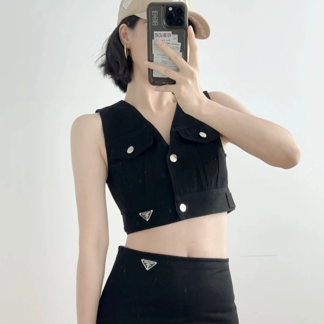 99新 Prada/普拉达 wn59 纯色金属三角标V领无袖马甲 36码 棉