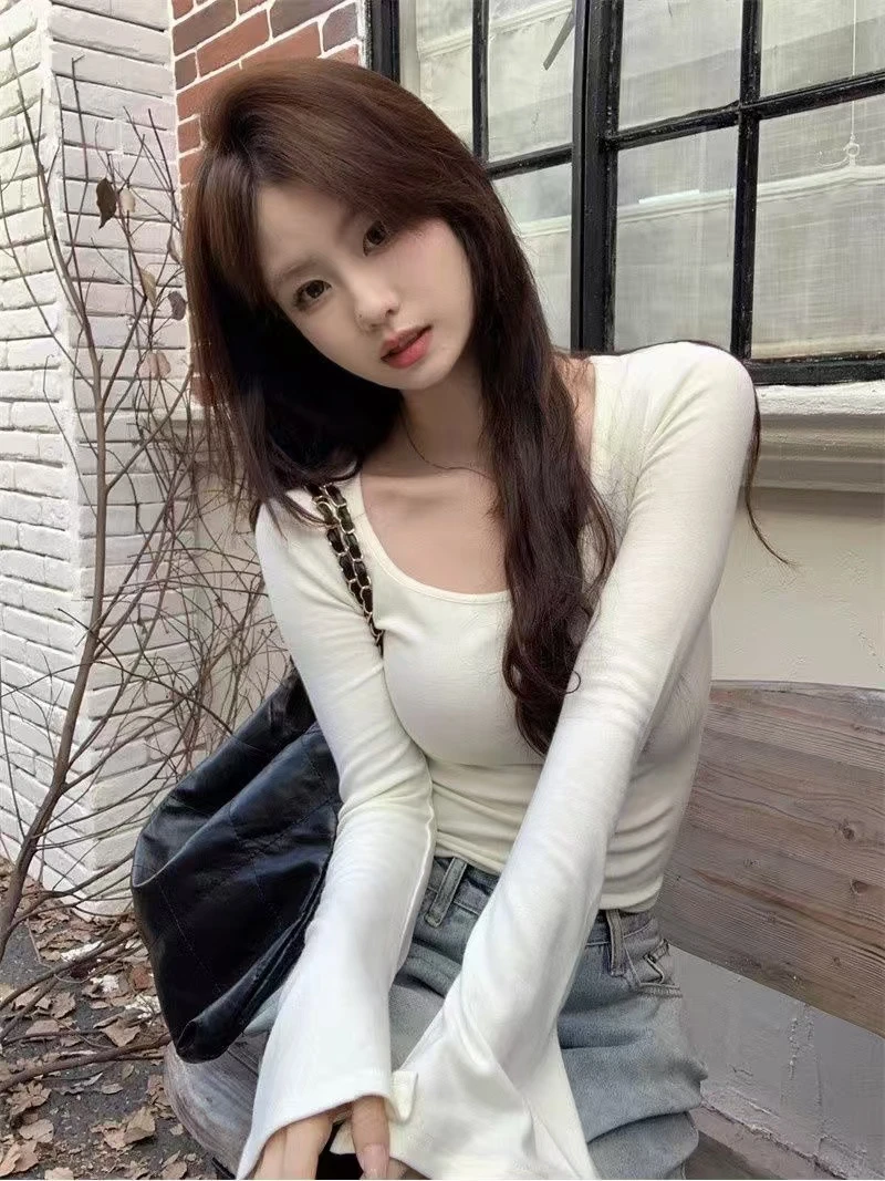 2025春秋款气质打底衫女修身显瘦纯欲风辣妹喇叭长袖t恤百搭上衣。