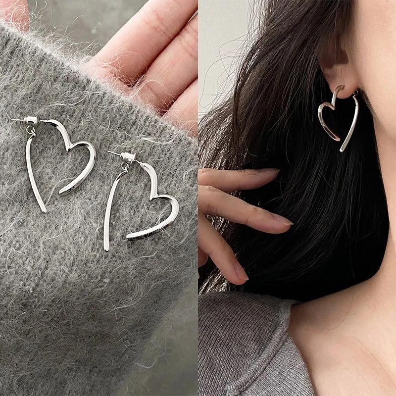 气质爱心耳环女小众设计感高级2023新款爆款时尚网红港风耳钉耳饰