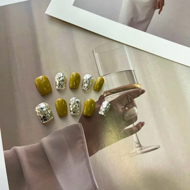 【柚影】显白美甲短甲手工穿戴甲芥末绿亮片出游必备美甲百搭