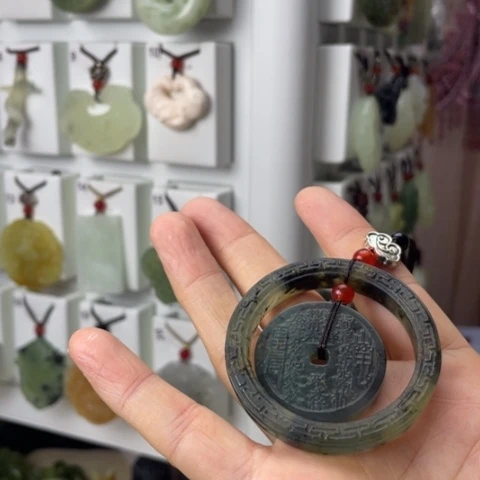 蛇纹石玉颈饰合金爱****卜