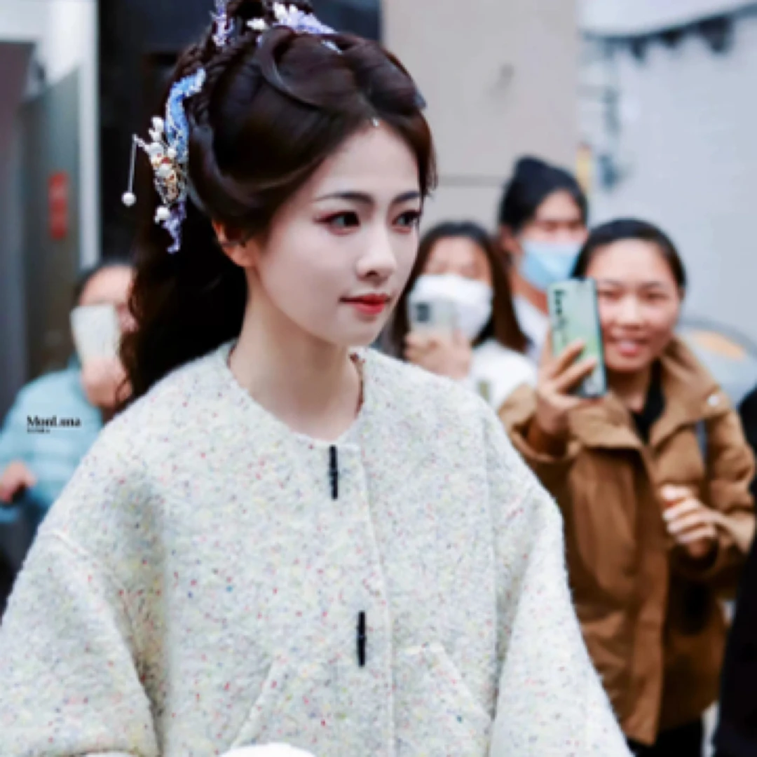 夹生 | 2024冬季新品白鹿同款彩色波点毛呢绵羊毛外套半裙套装