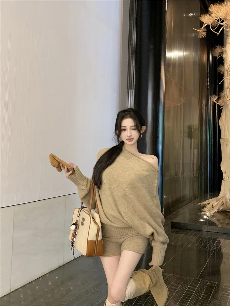 卡其色宽松斜肩长袖套头毛衣女秋季慵懒风套装针织直筒短裤两件套