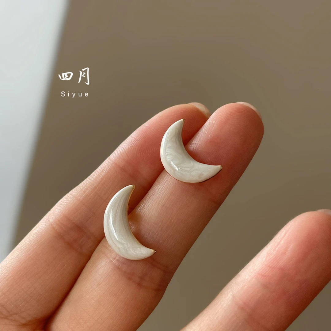 月牙弯弯~气质简约大方甜美可爱月亮耳钉