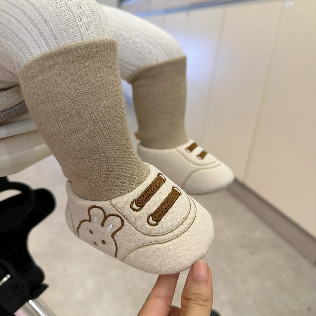 秋冬新生婴儿0-1岁女宝宝软底加厚鞋袜不掉跟加绒护脚套学步鞋