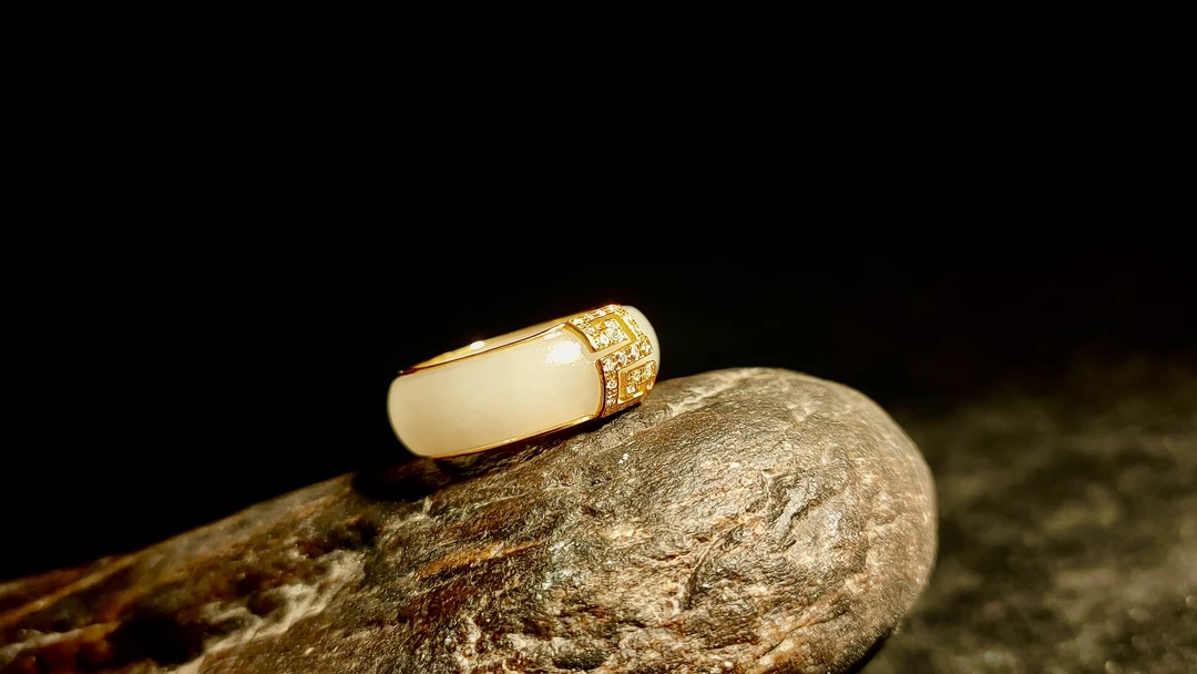 18K镶嵌和田籽料戒指