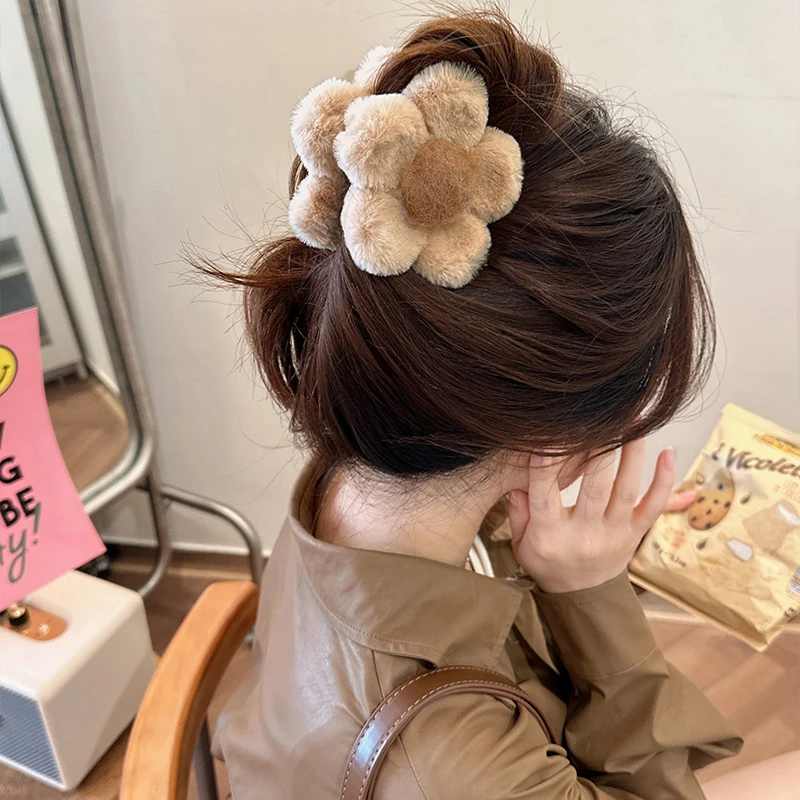 网红花朵毛绒发夹女2025新款后脑勺抓夹高级感秋冬季鲨鱼夹子头饰
