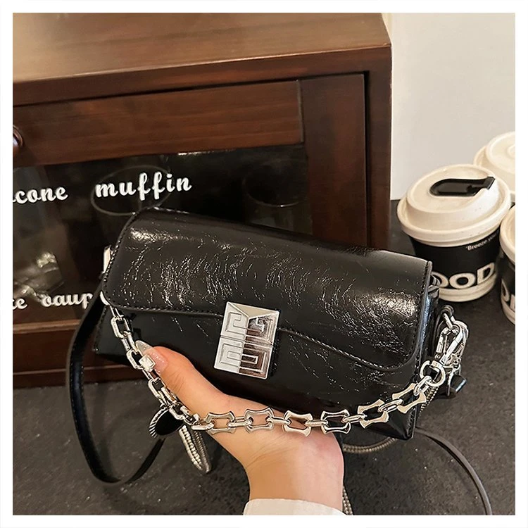 【寰球品牌】高级感小众简约单肩包质感休闲盾牌包包  5653黑色