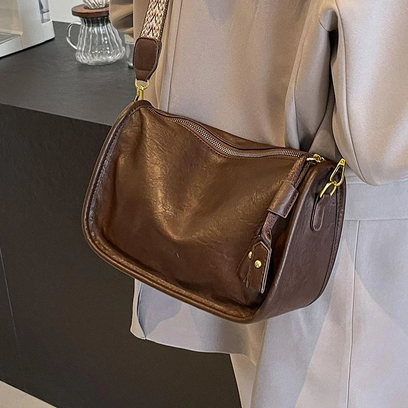 宽肩带包包女新款2024秋冬复古时尚褶皱小方包质感小众单肩包