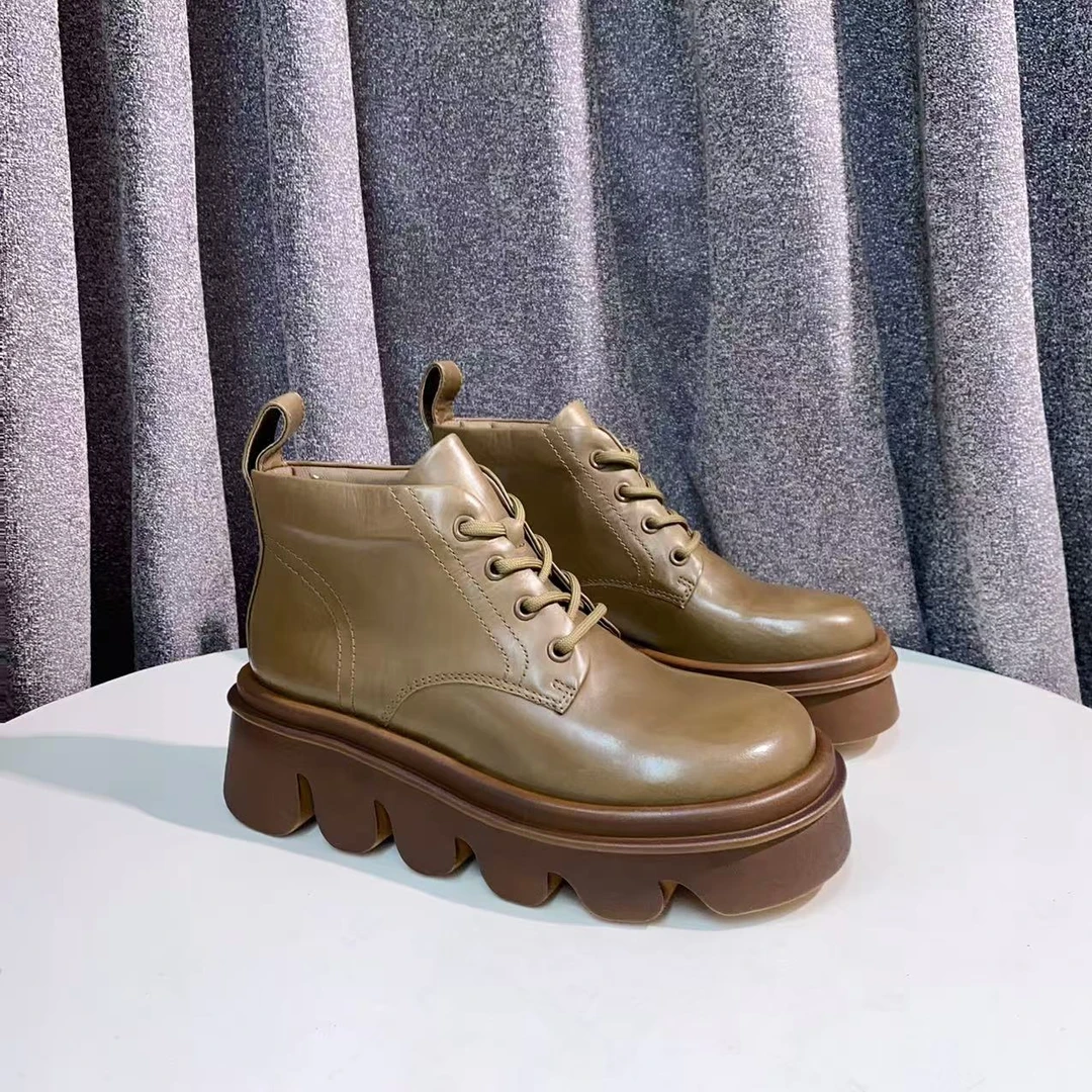 C223 卡其色 高端秋冬时尚舒适圆头女真皮 马丁靴