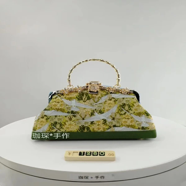 珈琛小白鸽双面拼接 20cm蜻蜓无孔单手提口金包