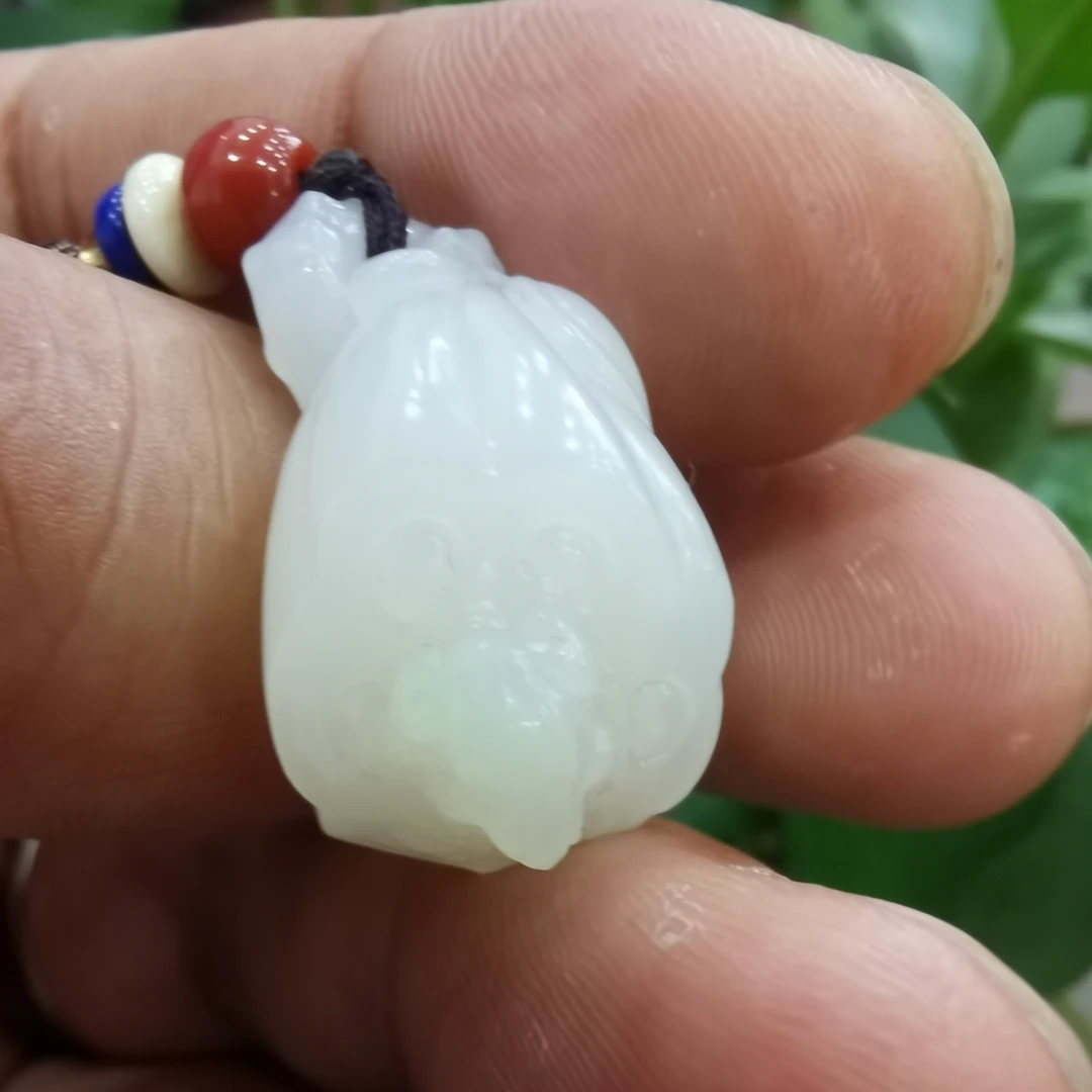 天然和田玉呱呱来财吊坠挂件
