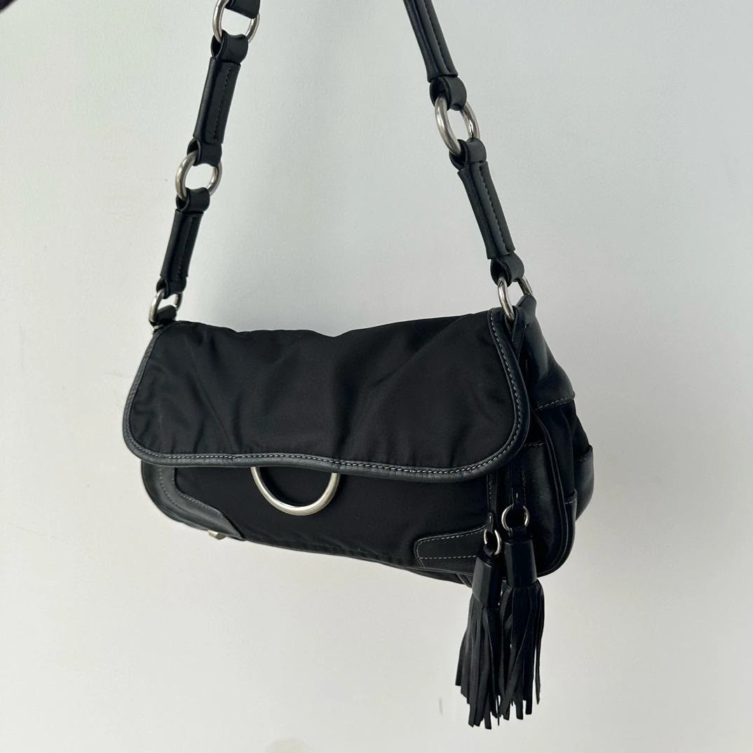 95新 Prada/普拉达 黑银流苏法棍单肩包