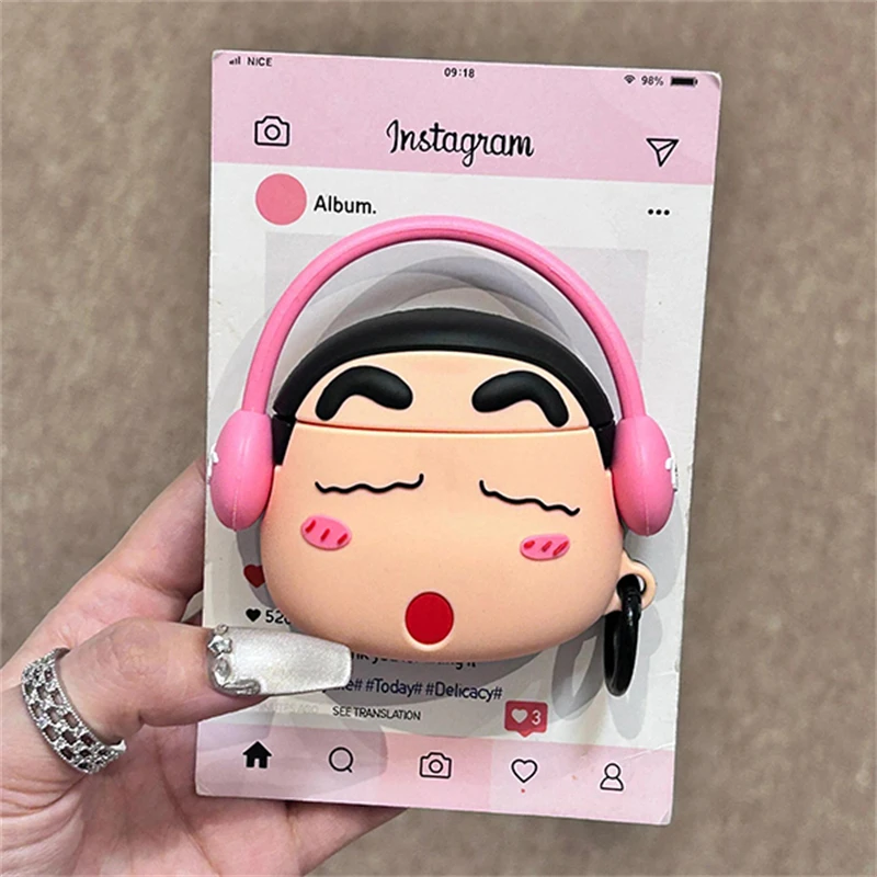 听歌蜡笔小新AirPods4代耳机套适用苹果3代蓝牙保护壳AirPodsPro2