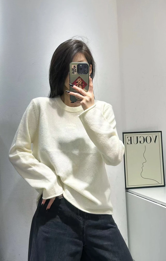 晶姐家胸前暗字母毛衣