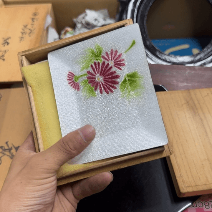 琉璃颈饰泰鼎轩器物 如图所示