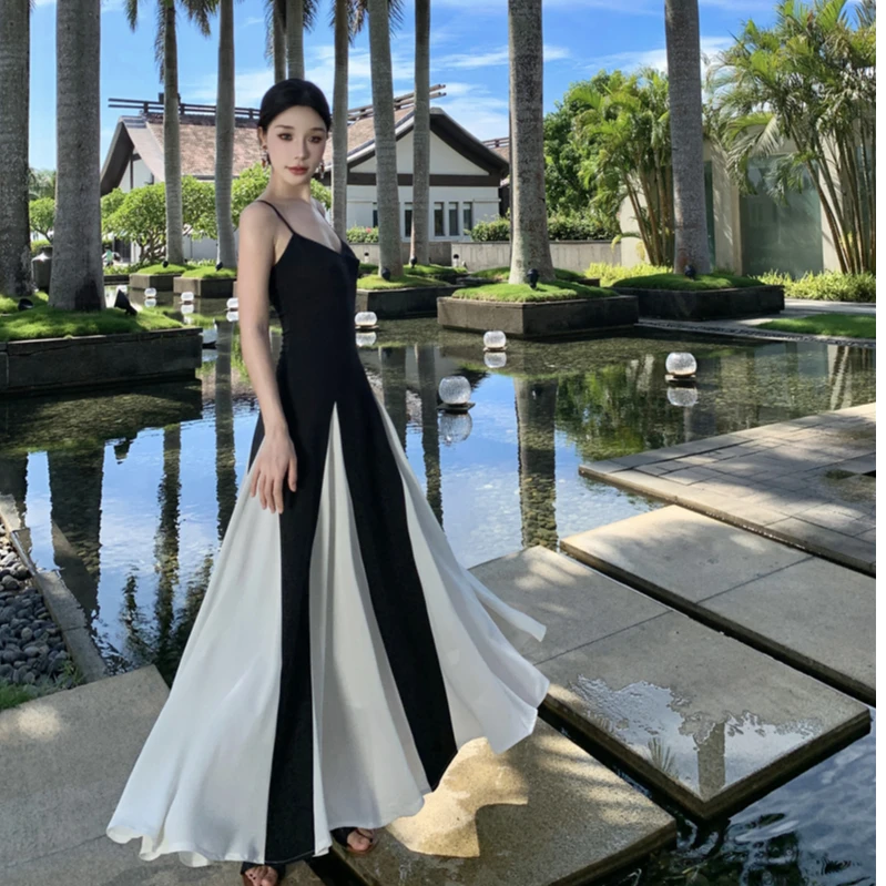 泰国三亚海边沙滩裙黑白乐章复古气质吊带连衣裙拼接收腰大摆长裙