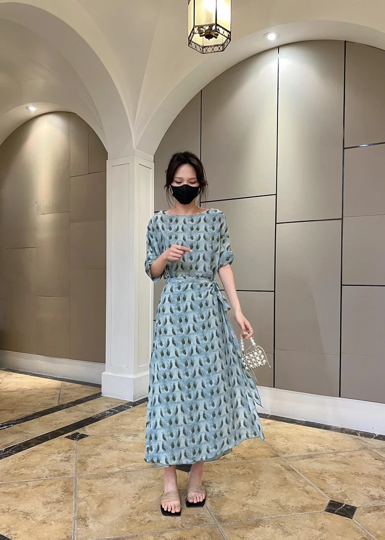 2024年夏季新款气质显瘦清凉植物晕染轻奢时尚优雅设计师款裹裙