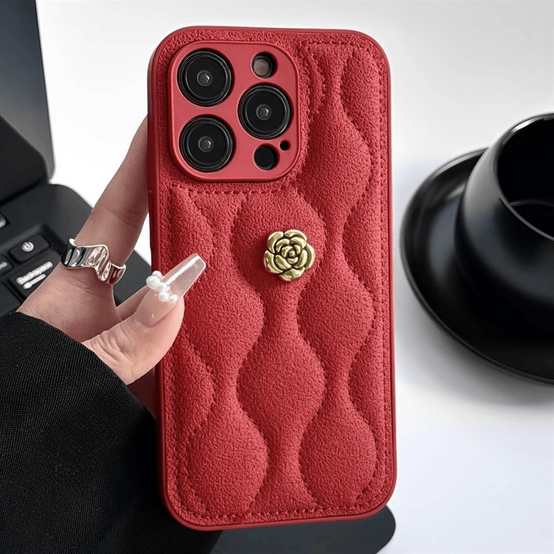 适用苹果15pro手机壳网红女款硅胶皮纹手腕带创意ins风高颜值红色