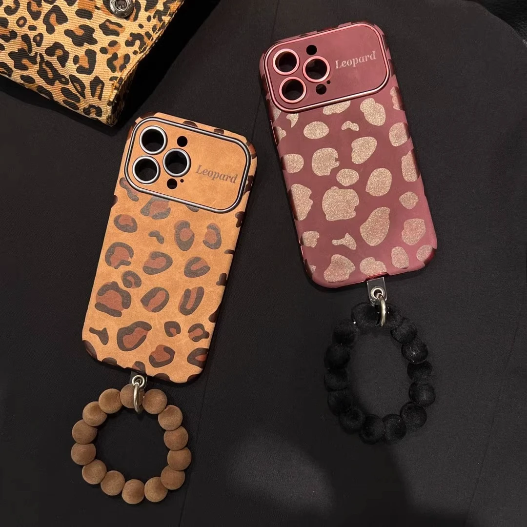 适用苹果16pro手机壳复古豹纹皮纹大视窗网红女款创意ins风带手链