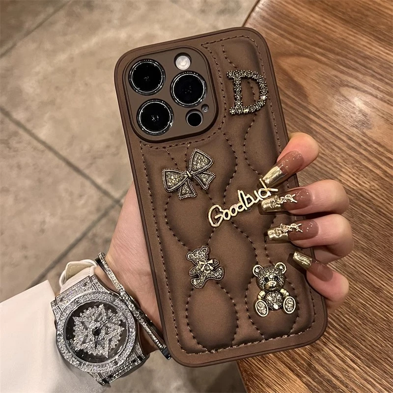 秋冬新款适用苹果16promax手机壳羽绒服字母小熊高级感全包防摔女