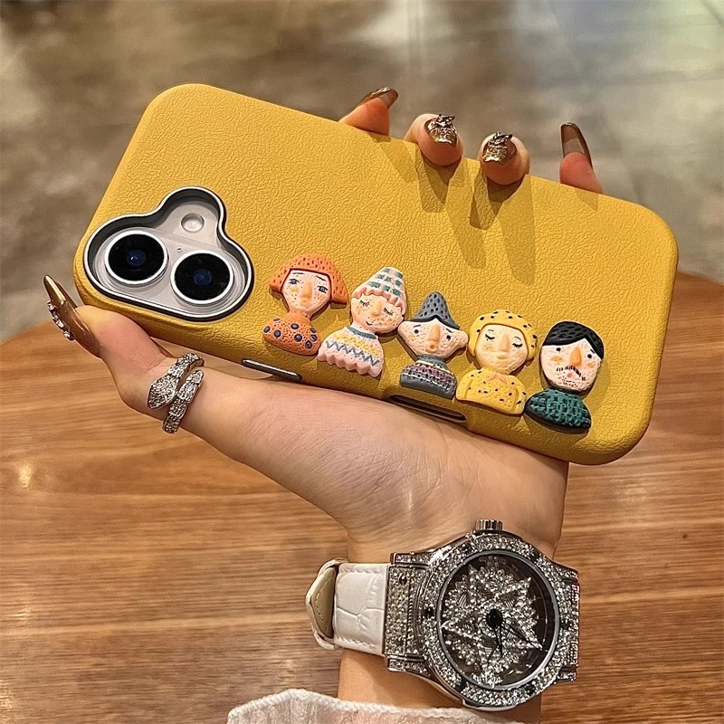 姜黄色金属镜框公仔适用苹果16promax手机壳女款高级皮纹防摔全包