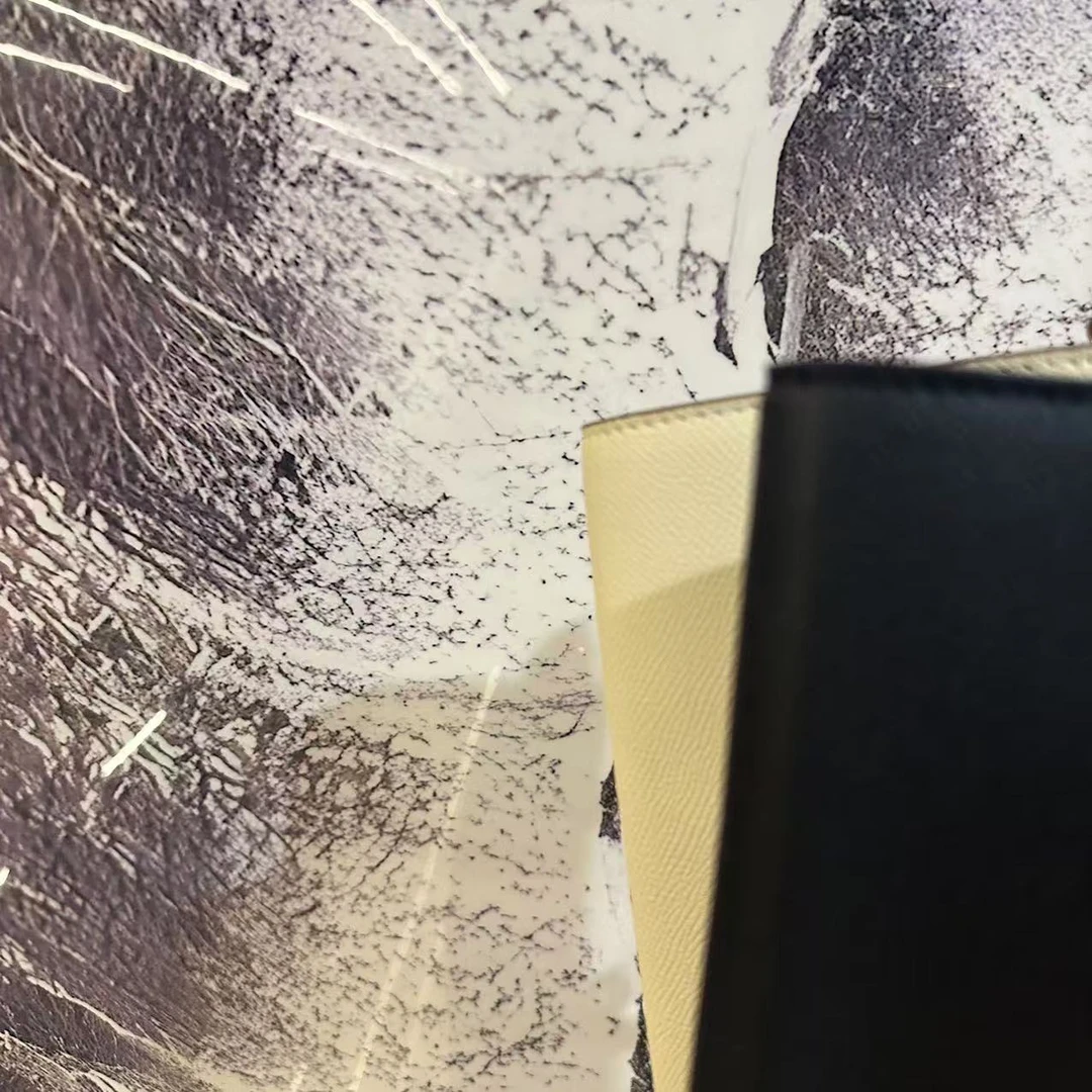 「蜂蜜红茶」黑白卡扣斜挎包