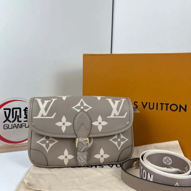 全新未使用 LouisVuitton/路易威登 法棍包lv Diane 全皮大象灰