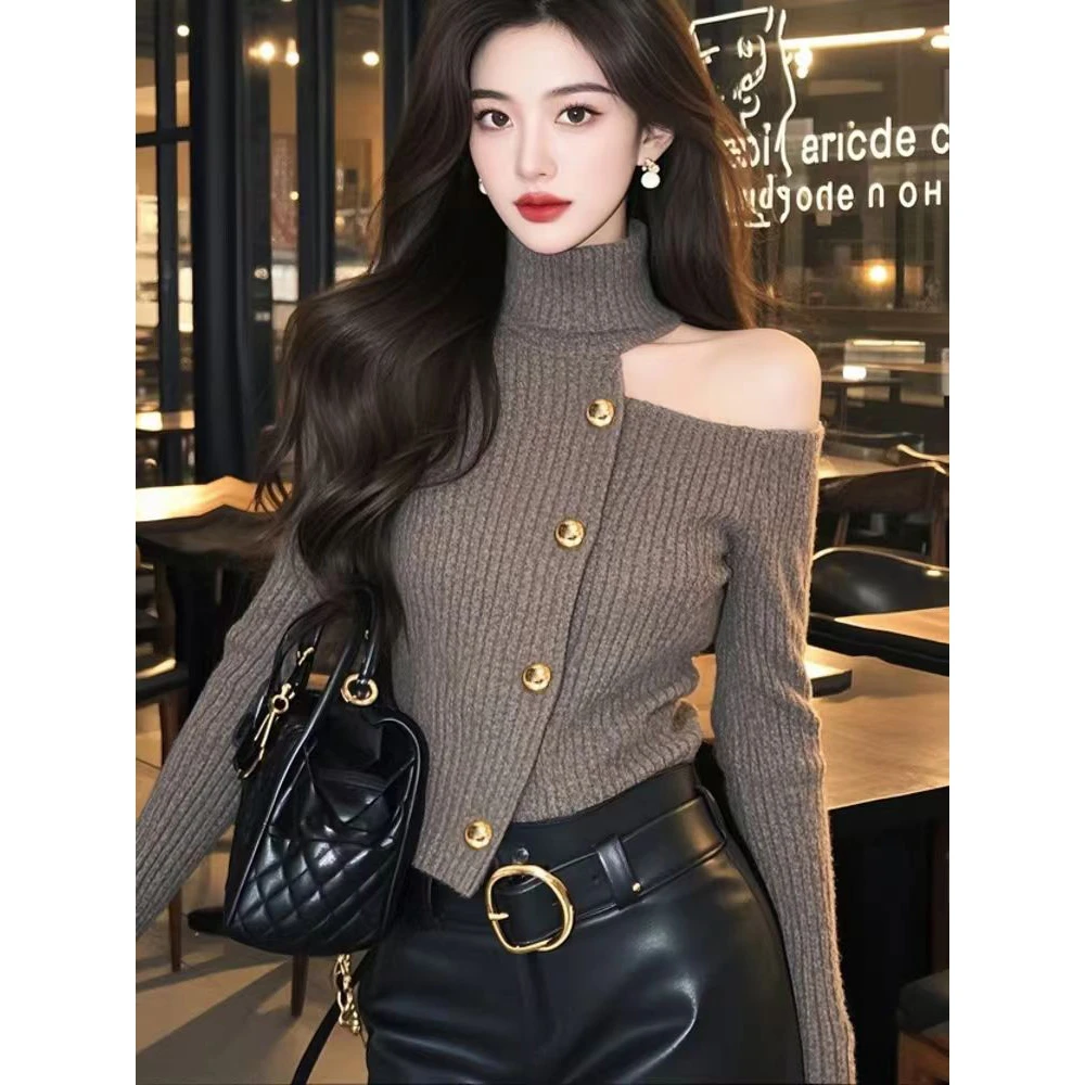 设计感小众咖色露肩针织毛衣女款2024冬季超好看收腰显瘦内搭上衣
