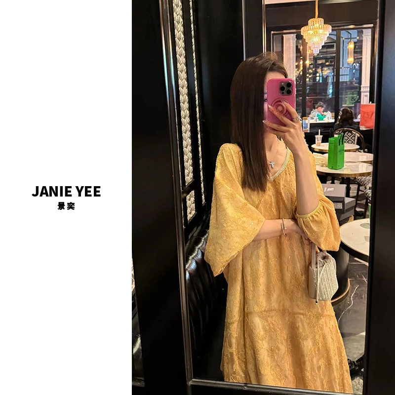 Janie Yee"星河蕾丝" 重磅蕾丝亮片手工钉珠v领连衣裙女 24A0216