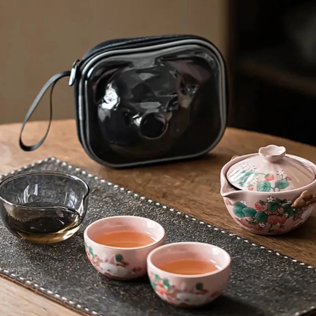 旅行茶具套装粉汝兔子吃草莓手抓两杯 A46