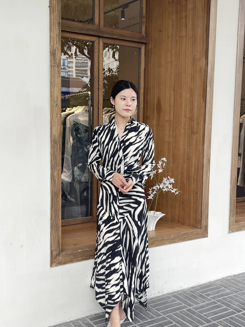 【黑白斑马纹】桑蚕丝V领长袖连衣裙-K2190