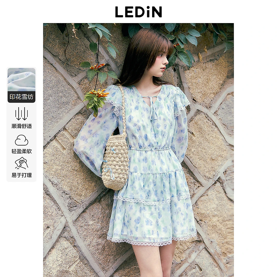 乐町蕾丝拼接长袖碎花裙春季新款度假风V领蓝碎花雪纺连衣裙