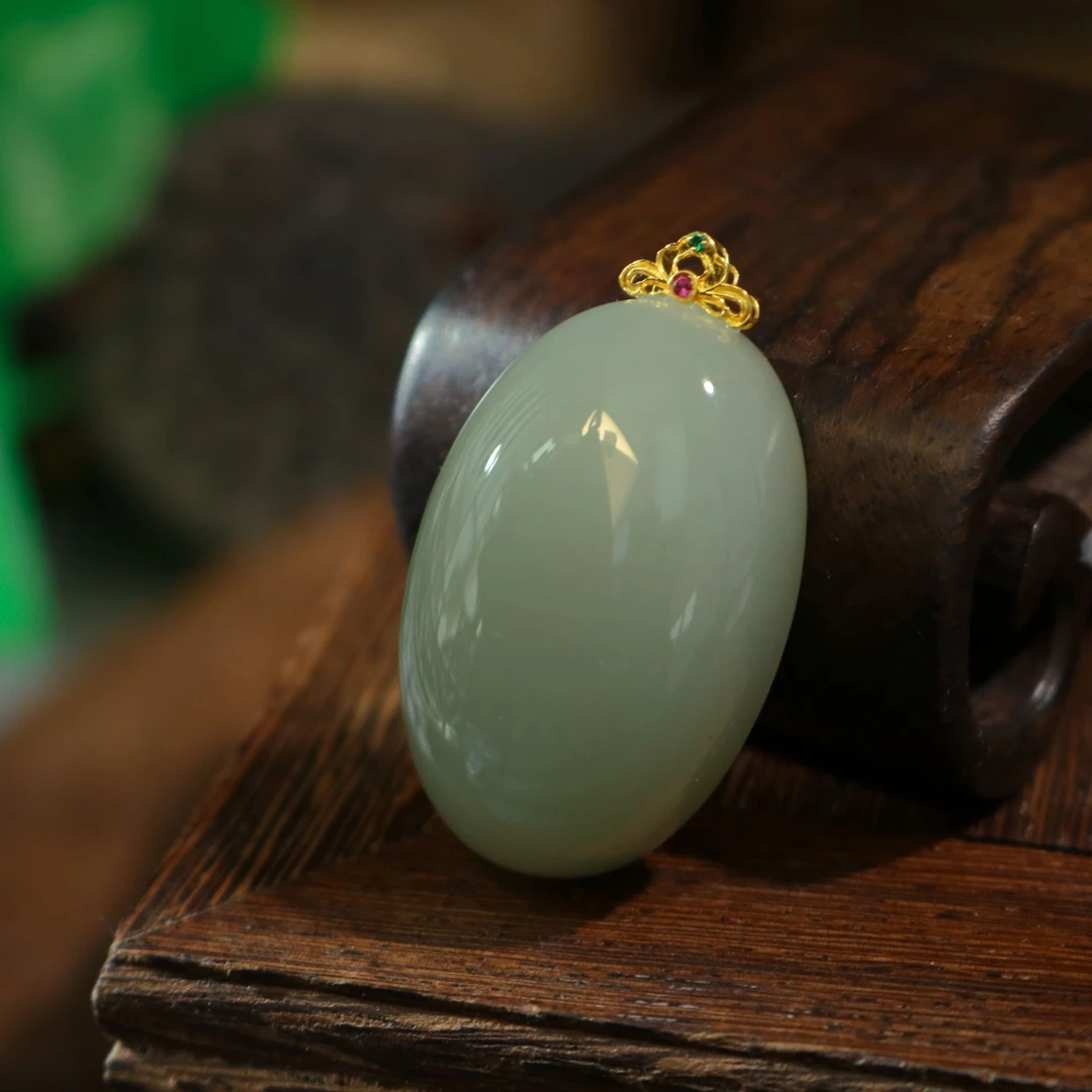 凰一品 和田玉晴水蛋面吊坠18K