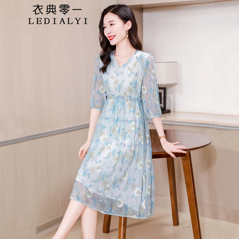 蓝色刺绣真丝连衣裙女夏季2025新款高端精致温柔减龄桑蚕丝碎花裙