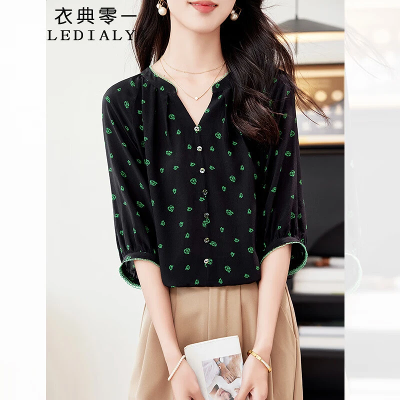 洋气轻奢V领小众真丝上衣女装2025夏季独特漂亮桑蚕丝五分袖衬衫